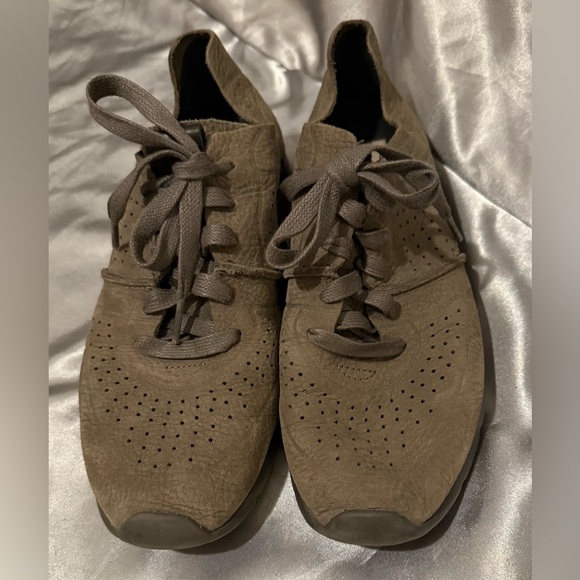 UGG Tye Leather Sneakers Size 8 - Picture 1 of 9